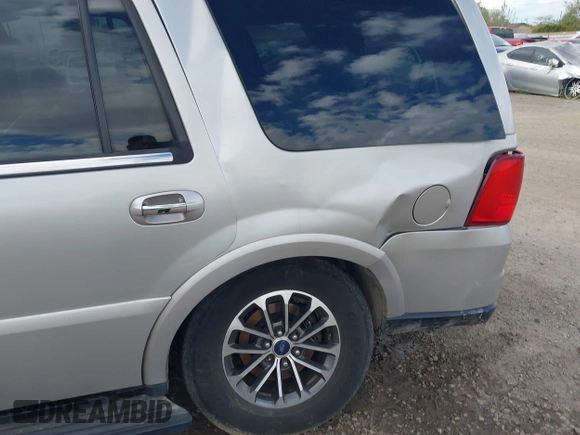 2005 Lincoln Navigator Luxury with VIN 5LMFU27505LJ20083, listed as a IAAI auction lot 41788861 with 258,971 mi miles. Bid and sale history available at carsss.com. Image 6.