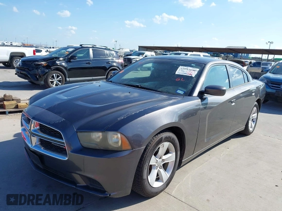 2013 Dodge Charger SE z VIN 2C3CDXBG5DH571669, wystawiony jako IAAI lot #42093056 z przebiegiem 181 157 mil mil oraz . Historia ofert i sprzedaży dostępna na DreamBid. Obrazek 2.