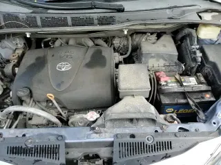 2017 Toyota Sienna XLE with VIN 5TDDZ3DC9HS183579, listed as a Copart auction lot 71831825 with 70,065 mi miles and Salvage title. Bid and sale history available at DreamBid. Image 15.