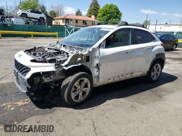 2023 Hyundai Kona SEL с VIN KM8K3CAB7PU929571, выставлен на аукционе Copart как лот 58077185 с пробегом 22 625 миль миль и Списание • Salvage title. История ставок и продаж доступна на DreamBid. Изображение 1.