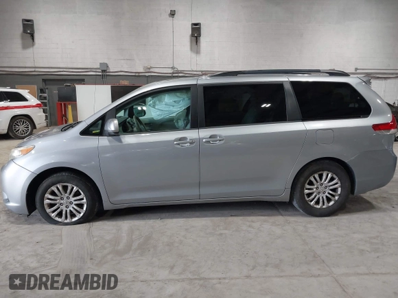 2013 Toyota Sienna XLE AAS with VIN 5TDYK3DC5DS363822, listed as a IAAI auction lot 42019598 with 74,508 mi miles. Bid and sale history available at carsss.com. Image 14.
