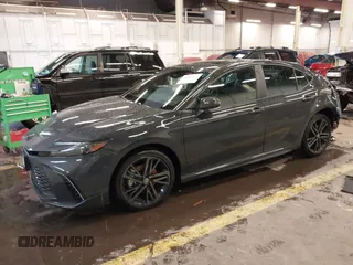 2025 Toyota Camry LE z VIN 4T1DBADK4SU520156, wystawiony jako IAAI lot #41865277 z przebiegiem 220 mil mil oraz . Historia ofert i sprzedaży dostępna na DreamBid. Obrazek 18.
