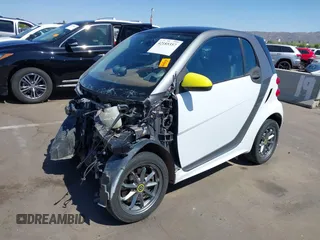 2014 Smart fortwo Pure z VIN WMEEJ3BA3EK741265, wystawiony jako IAAI lot #42185357 z przebiegiem 56 753 mil mil oraz . Historia ofert i sprzedaży dostępna na DreamBid. Obrazek 2.
