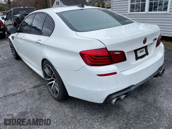 2014 BMW M5 z VIN WBSFV9C50ED097667, wystawiony jako Copart lot #55102255 z przebiegiem 145 086 mil mil oraz Czysty tytuł • Clean title. Historia ofert i sprzedaży dostępna na DreamBid. Obrazek 3.