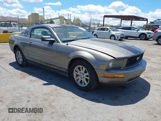 2005 Ford Mustang Deluxe z VIN 1ZVFT80N755155096, wystawiony jako IAAI lot #42251557 z przebiegiem 232 186 mil mil oraz . Historia ofert i sprzedaży dostępna na DreamBid. Obrazek 1.