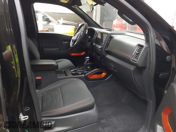 2022 Nissan Frontier SV z VIN 1N6ED1EJ5NN627303, wystawiony jako IAAI lot #41665799 z przebiegiem 59 462 mil mil oraz . Historia ofert i sprzedaży dostępna na DreamBid. Obrazek 5.