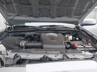 2021 Toyota Tacoma SR z VIN 5TFCZ5AN5MX281428, wystawiony jako IAAI lot #41893437 z przebiegiem 36 204 mil mil oraz . Historia ofert i sprzedaży dostępna na DreamBid. Obrazek 10.
