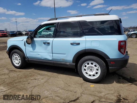 2023 Ford Bronco Sport Heritage z VIN 3FMCR9G60PRE03466, wystawiony jako Copart lot #52785525 z przebiegiem 26 174 mil mil oraz Czysty tytuł • Clean title. Historia ofert i sprzedaży dostępna na DreamBid. Obrazek 2.