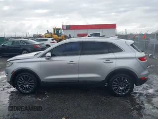 2015 Lincoln MKC z VIN 5LMCJ1A95FUJ20349, wystawiony jako IAAI lot #41695129 z przebiegiem 140 878 mil mil oraz . Historia ofert i sprzedaży dostępna na DreamBid. Obrazek 14.