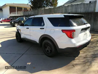 2020 Ford Police Interceptor Utility z VIN 1FM5K8AB0LGD09716, wystawiony jako IAAI lot #41772403 z przebiegiem 106 253 mil mil oraz . Historia ofert i sprzedaży dostępna na DreamBid. Obrazek 3.