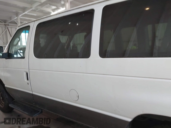 2014 Ford Econoline Passenger XL z VIN 1FBNE3BL9EDB01008, wystawiony jako IAAI lot #42231120 z przebiegiem 255 170 mil mil oraz . Historia ofert i sprzedaży dostępna na DreamBid. Obrazek 14.