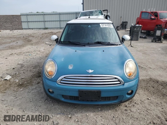 2010 MINI Hardtop z VIN WMWMF3C55ATZ21524, wystawiony jako Copart lot #57141035 z przebiegiem 155 043 mil mil oraz Nie do naprawy • Non repairable. Historia ofert i sprzedaży dostępna na DreamBid. Obrazek 5.