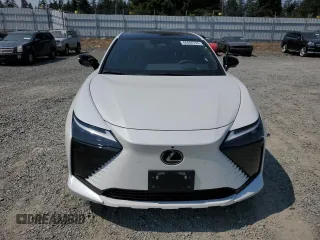 2023 Lexus RZ 450e Premium z VIN JTJAAAAB7PA020545, wystawiony jako Copart lot #66806794 z przebiegiem 7177 mil mil oraz Szkody całkowita. Historia ofert i sprzedaży dostępna na DreamBid. Obrazek 5.