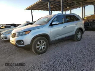 2013 Kia Sorento LX z VIN 5XYKT4A62DG358176, wystawiony jako Copart lot #55345615 z przebiegiem 142 368 mil mil oraz Tytuł czysty. Historia ofert i sprzedaży dostępna na DreamBid. Obrazek 1.