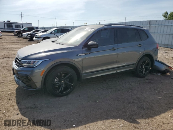 2024 Volkswagen Tiguan SE R-Line Black z VIN 3VV8B7AX6RM105221, wystawiony jako Copart lot #60552975 z przebiegiem 14 953 mil mil oraz Szkoda całkowita • Salvage title. Historia ofert i sprzedaży dostępna na DreamBid. Obrazek 1.