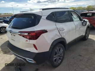 2021 Kia Seltos S z VIN KNDEUCAAXM7168129, wystawiony jako Copart lot #49223734 z przebiegiem 89 138 mil mil oraz Szkody całkowita. Historia ofert i sprzedaży dostępna na DreamBid. Obrazek 3.