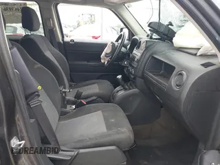 2017 Jeep Patriot High Altitude z VIN 1C4NJRFBXHD113930, wystawiony jako IAAI lot #42463936 z przebiegiem 90 087 mil mil oraz . Historia ofert i sprzedaży dostępna na DreamBid. Obrazek 5.