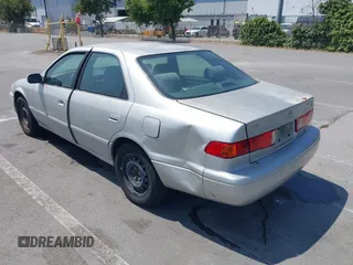 2001 Toyota Camry CE z VIN 4T1BG22K01U101673, wystawiony jako IAAI lot #42576596 z przebiegiem 200 064 mil mil oraz . Historia ofert i sprzedaży dostępna na DreamBid. Obrazek 3.