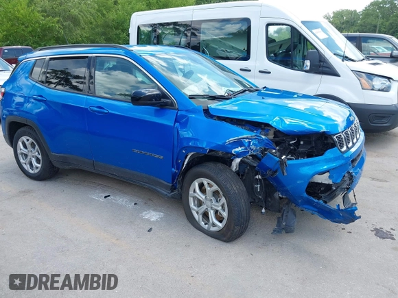 2024 Jeep Compass Latitude с VIN 3C4NJDBNXRT118589, выставлен на аукционе IAAI как лот 42597240 с пробегом 32 098 миль миль и . История ставок и продаж доступна на DreamBid. Изображение 1.