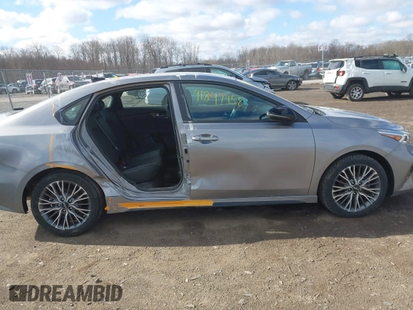 2023 Kia Forte GT-Line z VIN 3KPF54AD4PE553188, wystawiony jako IAAI lot #41847958 z przebiegiem 27 820 mil mil oraz . Historia ofert i sprzedaży dostępna na DreamBid. Obrazek 14.