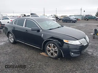 2009 Lincoln MKS z VIN 1LNHM93R59G628318, wystawiony jako IAAI lot #40990719 z przebiegiem 105 406 mil mil oraz . Historia ofert i sprzedaży dostępna na DreamBid. Obrazek 1.