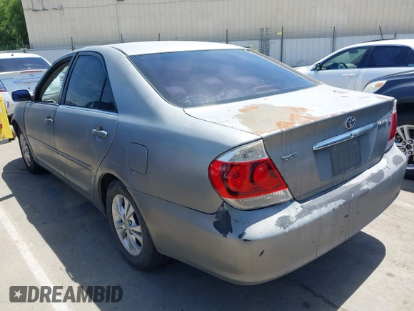 2005 Toyota Camry STD z VIN 4T1BE32K95U556765, wystawiony jako IAAI lot #42288424 z przebiegiem 232 413 mil mil oraz . Historia ofert i sprzedaży dostępna na DreamBid. Obrazek 3.