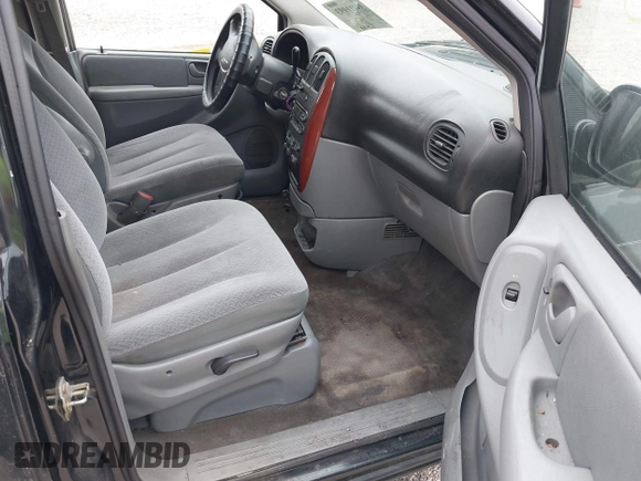 2006 Chrysler Town & Country LWB LX with VIN 2A4GP44R06R604215, listed as a IAAI auction lot 39411993 with 289,048 mi miles. Bid and sale history available at carsss.com. Image 5.