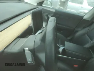 2019 Tesla Model 3 Mid Range z VIN 5YJ3E1EA4KF434741, wystawiony jako Copart lot #53857935 z przebiegiem Nie podano mil oraz Szkody całkowita. Historia ofert i sprzedaży dostępna na DreamBid. Obrazek 8.