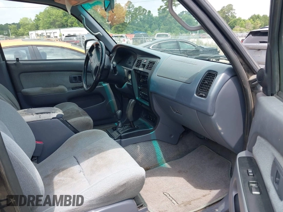 2000 Toyota 4Runner SR5 z VIN JT3HN86RXY0308057, wystawiony jako IAAI lot #42388038 z przebiegiem 261 007 mil mil oraz . Historia ofert i sprzedaży dostępna na DreamBid. Obrazek 5.