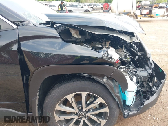 2024 Toyota Corolla Cross XLE z VIN 7MUDAAAG4RV099759, wystawiony jako IAAI lot #42123306 z przebiegiem 6 259 mil mil oraz . Historia ofert i sprzedaży dostępna na DreamBid. Obrazek 18.