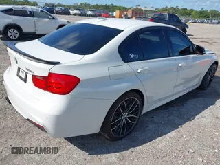 2015 BMW 3 Series 328i xDrive z VIN WBA3B3C58FF548041, wystawiony jako IAAI lot #42038075 z przebiegiem 113 974 mil mil oraz . Historia ofert i sprzedaży dostępna na DreamBid. Obrazek 4.