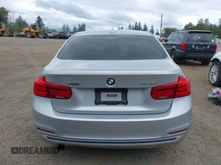 2017 BMW 3 Series 320i xDrive с VIN WBA8A3C36HK692592, выставлен на аукционе IAAI как лот 42218917 с пробегом 72 344 миль миль и . История ставок и продаж доступна на DreamBid. Изображение 16.