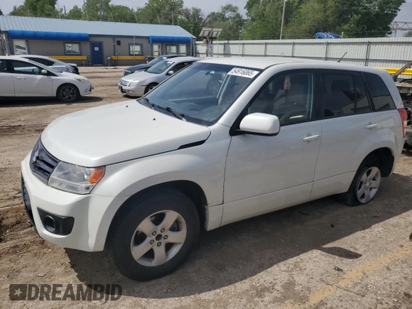 2013 Suzuki Grand Vitara Premium z VIN JS3TE0D62D4100310, wystawiony jako Copart lot #54916065 z przebiegiem 116 428 mil mil oraz Szkoda całkowita • Salvage title. Historia ofert i sprzedaży dostępna na DreamBid. Obrazek 1.