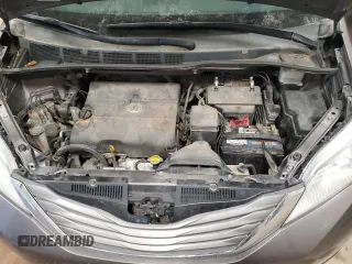 2012 Toyota Sienna XLE z VIN 5TDDK3DC8CS046677, wystawiony jako Copart lot #52381025 z przebiegiem 144 054 mil mil oraz Czysty tytuł • Clean title. Historia ofert i sprzedaży dostępna na DreamBid. Obrazek 12.