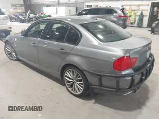 2011 BMW 3 Series 335i xDrive с VIN WBAPL5C57BA919482, выставлен на аукционе IAAI как лот 42531375 с пробегом 82 868 миль миль и . История ставок и продаж доступна на DreamBid. Изображение 3.