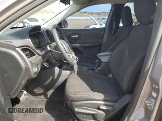 2019 Jeep Cherokee Latitude z VIN 1C4PJLCBXKD204746, wystawiony jako Copart lot #50268185 z przebiegiem 90 796 mil mil oraz Szkoda całkowita • Salvage title. Historia ofert i sprzedaży dostępna na DreamBid. Obrazek 7.