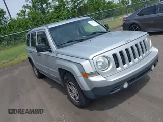 2011 Jeep Patriot Latitude z VIN 1J4NF1GB9BD100959, wystawiony jako IAAI lot #42379549 z przebiegiem 199 464 mil mil oraz . Historia ofert i sprzedaży dostępna na DreamBid. Obrazek 1.