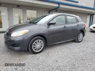 2009 Toyota Matrix z VIN 2T1KU40EX9C018606, wystawiony jako Copart lot #50718575 z przebiegiem 195 637 mil mil oraz Szkoda całkowita • Salvage title. Historia ofert i sprzedaży dostępna na DreamBid. Obrazek 1.