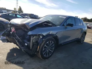 2024 Cadillac LYRIQ Sport z VIN 1GYKPTRK5RZ107588, wystawiony jako Copart lot #75906234 z przebiegiem 8369 mil mil oraz Szkody całkowita. Historia ofert i sprzedaży dostępna na DreamBid. Obrazek 1.