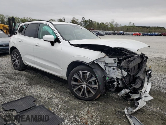 2022 Volvo XC60 Momentum z VIN YV4L12RK3N1083867, wystawiony jako Copart lot #51636235 z przebiegiem 30 390 mil mil oraz Szkody całkowita. Historia ofert i sprzedaży dostępna na DreamBid. Obrazek 4.