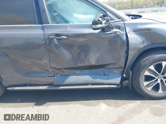2024 Toyota Highlander LE z VIN 5TDKDRBH6RS552634, wystawiony jako IAAI lot #42086919 z przebiegiem 12 606 mil mil oraz . Historia ofert i sprzedaży dostępna na DreamBid. Obrazek 6.