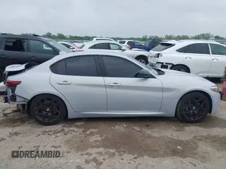 2021 Alfa Romeo Giulia z VIN ZARFAMAN6M7645490, wystawiony jako IAAI lot #42165037 z przebiegiem 57 701 mil mil oraz . Historia ofert i sprzedaży dostępna na DreamBid. Obrazek 13.