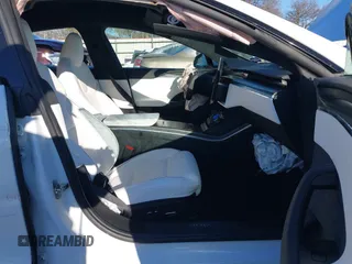 2022 Tesla Model S Plaid z VIN 5YJSA1E63NF483873, wystawiony jako IAAI lot #41204003 z przebiegiem 15 mil mil oraz . Historia ofert i sprzedaży dostępna na DreamBid. Obrazek 5.