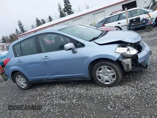 2011 Nissan Versa S z VIN 3N1BC1CP8BL460398, wystawiony jako IAAI lot #41754069 z przebiegiem 239 363 mil mil oraz . Historia ofert i sprzedaży dostępna na DreamBid. Obrazek 13.