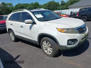 2011 Kia Sorento EX z VIN 5XYKU4A23BG041627, wystawiony jako IAAI lot #42409457 z przebiegiem Nie podano mil oraz . Historia ofert i sprzedaży dostępna na DreamBid. Obrazek 1.