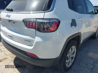 2024 Jeep Compass Latitude with VIN 3C4NJDBN5RT119388, listed as a IAAI auction lot 41971926 with 32,709 mi miles. Bid and sale history available at carsss.com. Image 6.