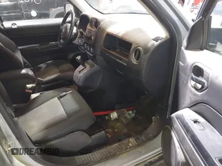 2013 Jeep Patriot Latitude z VIN 1C4NJRFB2DD140601, wystawiony jako IAAI lot #41938101 z przebiegiem 143 160 mil mil oraz . Historia ofert i sprzedaży dostępna na DreamBid. Obrazek 5.