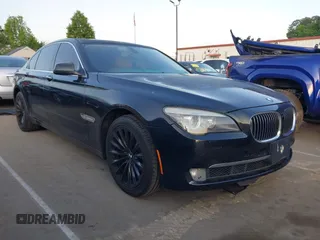 2011 BMW 7 Series 740i z VIN WBAKA4C5XBC612953, wystawiony jako IAAI lot #42144964 z przebiegiem 158 898 mil mil oraz . Historia ofert i sprzedaży dostępna na DreamBid. Obrazek 1.