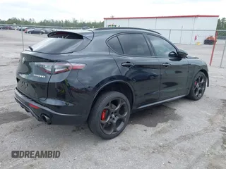 2024 Alfa Romeo Stelvio Veloce z VIN ZASPAKBN0R7D75947, wystawiony jako IAAI lot #42045255 z przebiegiem Nie podano mil oraz . Historia ofert i sprzedaży dostępna na DreamBid. Obrazek 4.