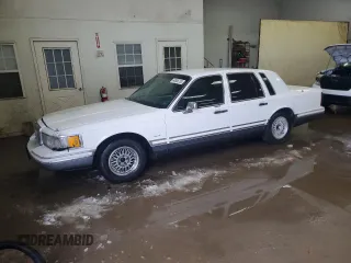 1994 Lincoln Town Car Signature z VIN 1LNLM82W9RY687636, wystawiony jako Copart lot #43805135 z przebiegiem Nie podano mil oraz Szkody całkowita. Historia ofert i sprzedaży dostępna na DreamBid. Obrazek 1.